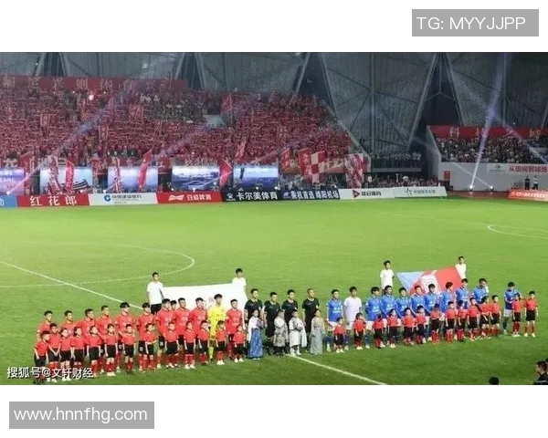 球星风采尽显足球场上 王者之姿引领赛场激情与荣耀 球星风采尽显足球场上 王者之姿引领赛场激情与荣耀