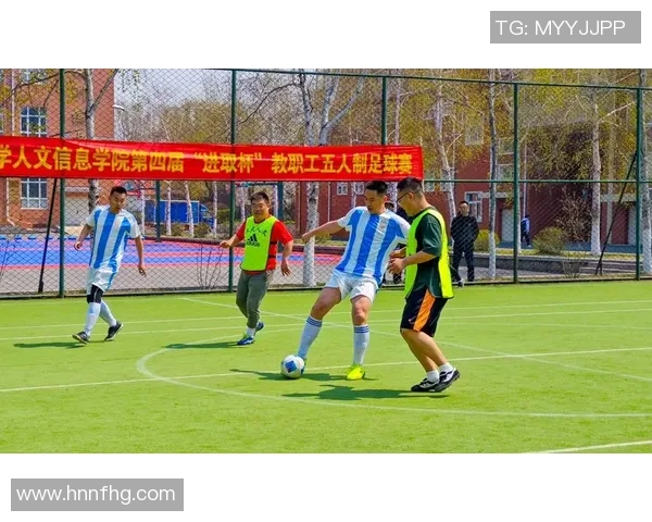 足球巨星同框合影 展现顶级球技与默契瞬间的精彩画面 足球巨星同框合影 展现顶级球技与默契瞬间的精彩画面