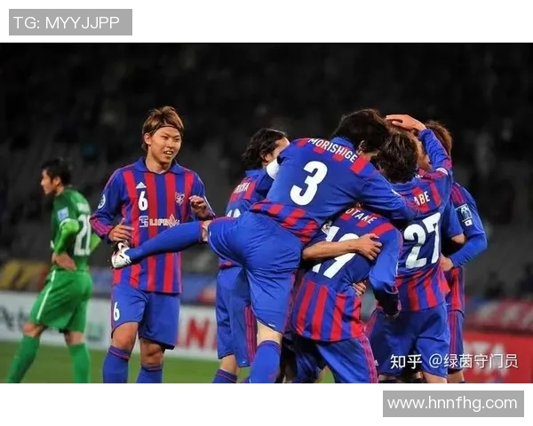 十大足球球星背后的家庭故事与成长经历揭秘 十大足球球星背后的家庭故事与成长经历揭秘