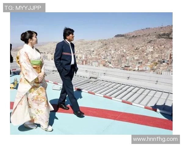 足球场上球星与女性同框瞬间 展现魅力与风采的完美合影 足球场上球星与女性同框瞬间 展现魅力与风采的完美合影