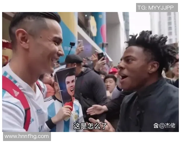 足球巨星化身平凡路人街头日常瞬间引发热议 足球巨星化身平凡路人街头日常瞬间引发热议