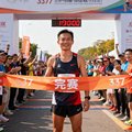 3377体育用户头像-综合体育迷王先生，穿着运动服站在马拉松终点线的照片